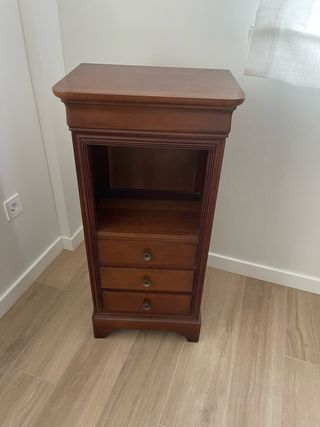 Mesita de madera  alta