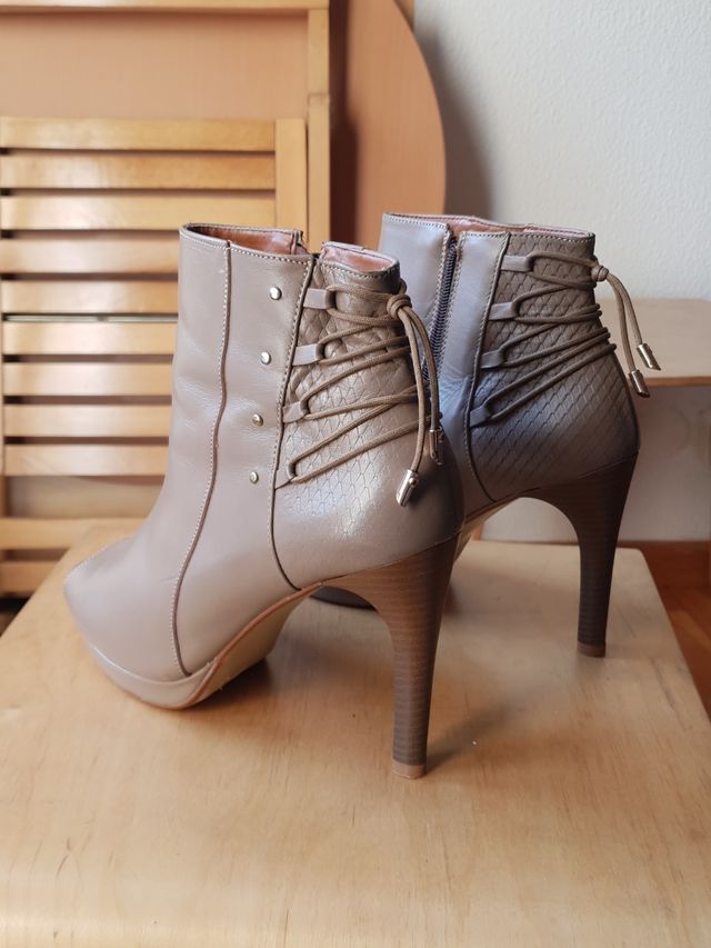 Botines piel tacón miel