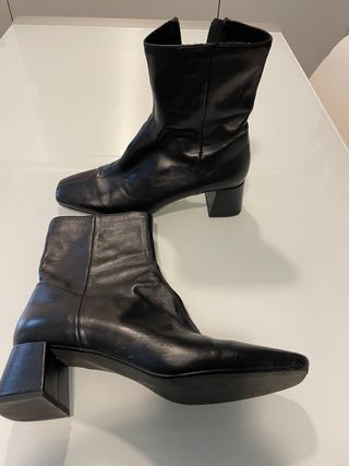 Precioso e impecable botin negro de piel t40