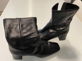 Precioso e impecable botin negro de piel t40