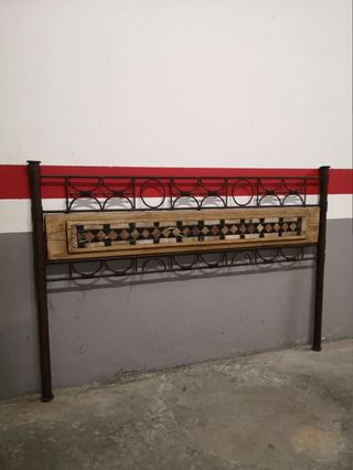 Cabecero rústico de hierro y madera