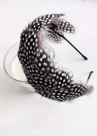 Diadema tocado negra y blanca de plumas