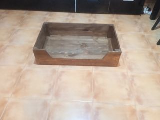 Cama para perros de madera