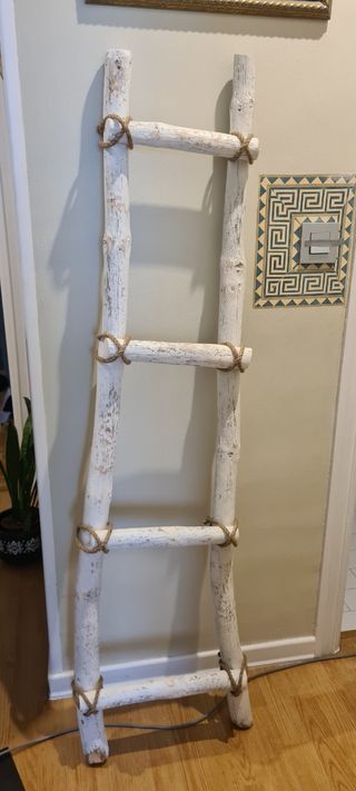 Escalera decorativa de color blanco