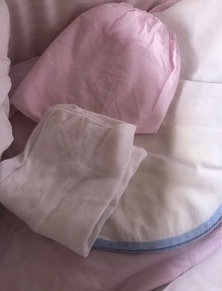 Moises vintage con ruedas en tonos rosas