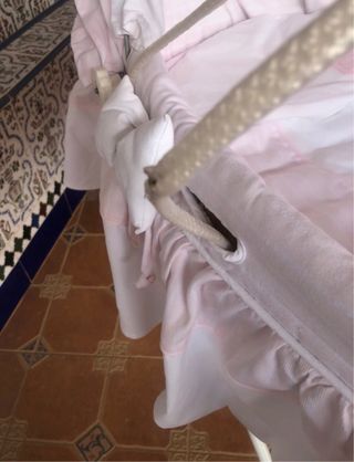 Moises vintage con ruedas en tonos rosas