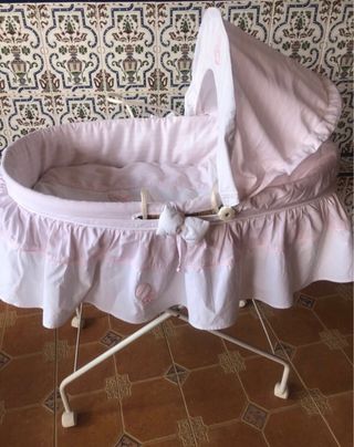 Moises vintage con ruedas en tonos rosas