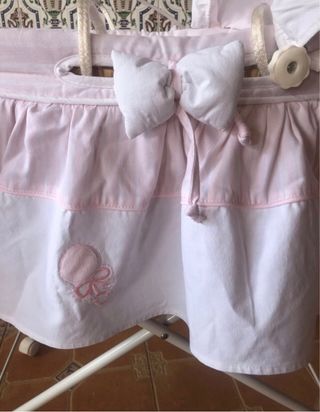 Moises vintage con ruedas en tonos rosas