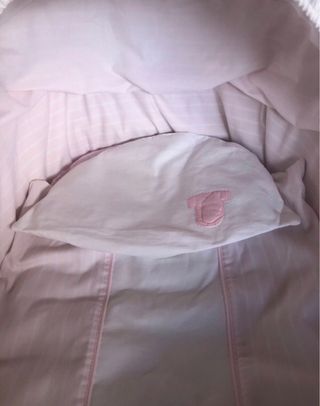 Moises vintage con ruedas en tonos rosas