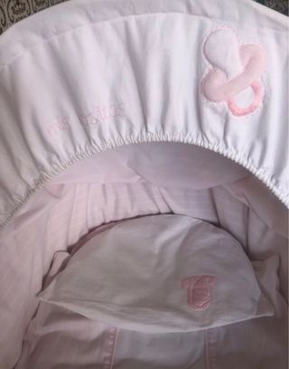 Moises vintage con ruedas en tonos rosas