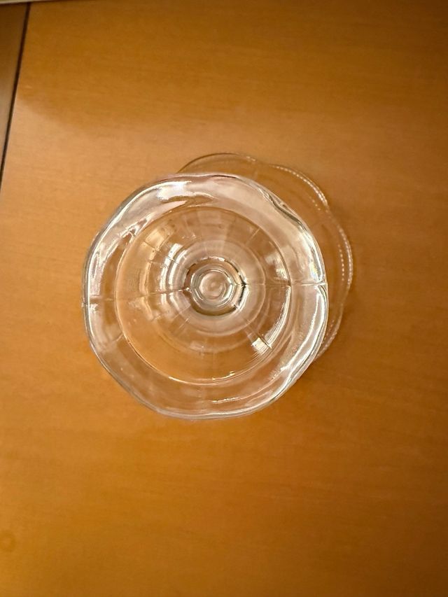 Alzatina in vetro con motivi in rilievo