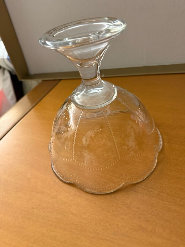 Alzatina in vetro con motivi in rilievo