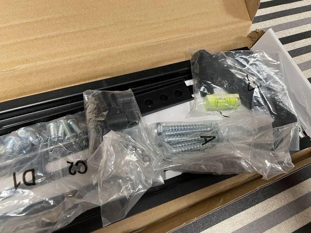 Ampia barra di supporto TV