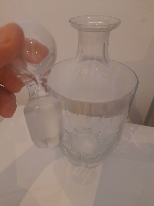 Bottiglia antica con tappo in vetro