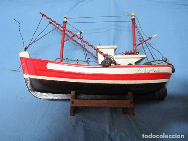 VECCHIA BARCA DA ESPOSIZIONE O BARCA A VELA HONDARRIBI