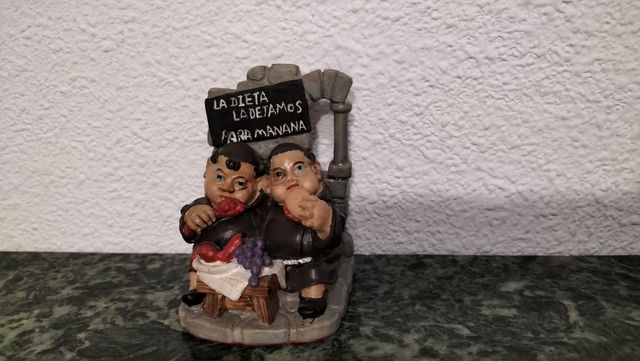 Figura de dos monjes con mensaje