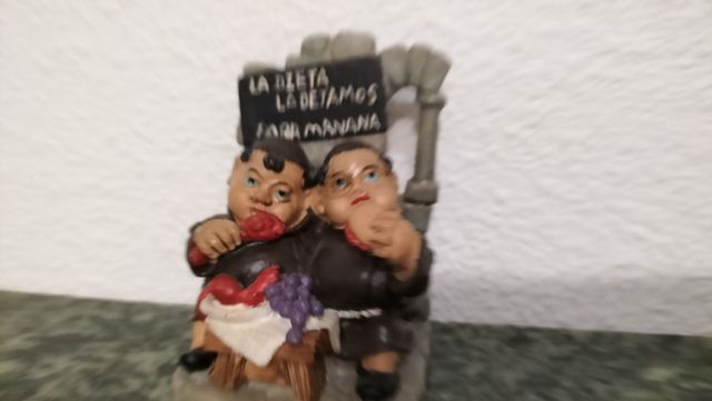 Figura de dos monjes con mensaje