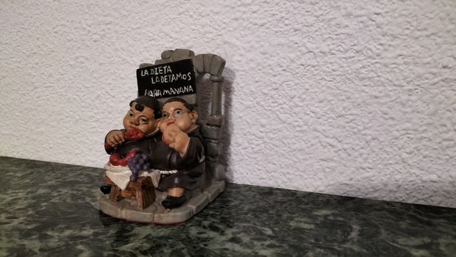 Figura de dos monjes con mensaje