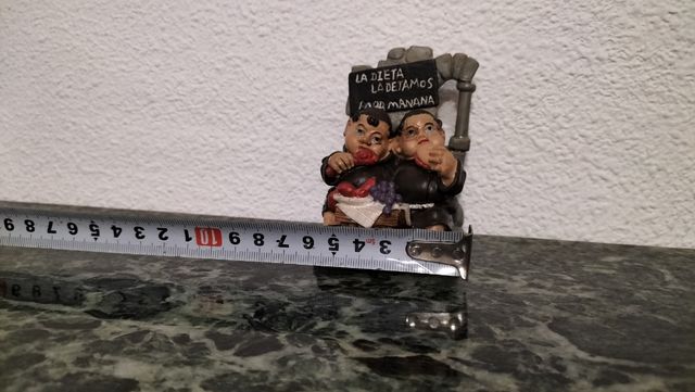 Figura de dos monjes con mensaje