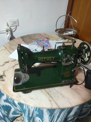 Maquina de coser marca REFREY con motor