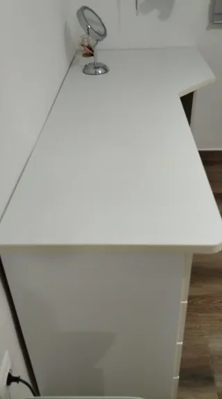 Cama nido con dos colchones y escritorio cajonera.