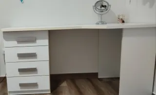 Cama nido con dos colchones y escritorio cajonera.