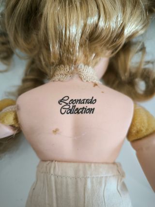 Boneca antiga de louça Leonardo Collection