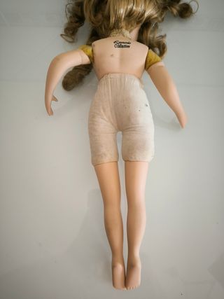 Boneca antiga de louça Leonardo Collection