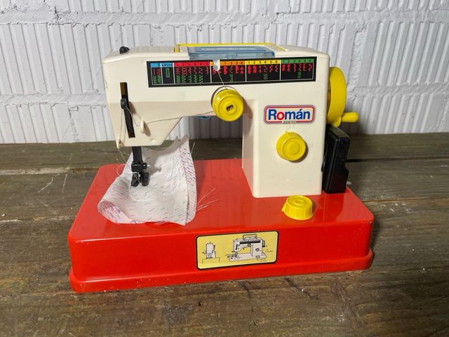 MÁQUINA COSER DE JUGUETE. ROMAN. NUEVA
