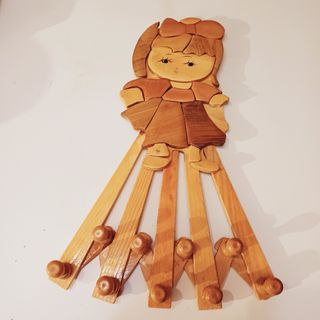 Perchero percha de madera muñeca 