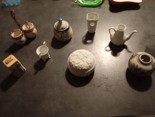 8 oggetti in porcellana e ceramica