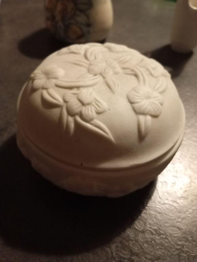 8 oggetti in porcellana e ceramica