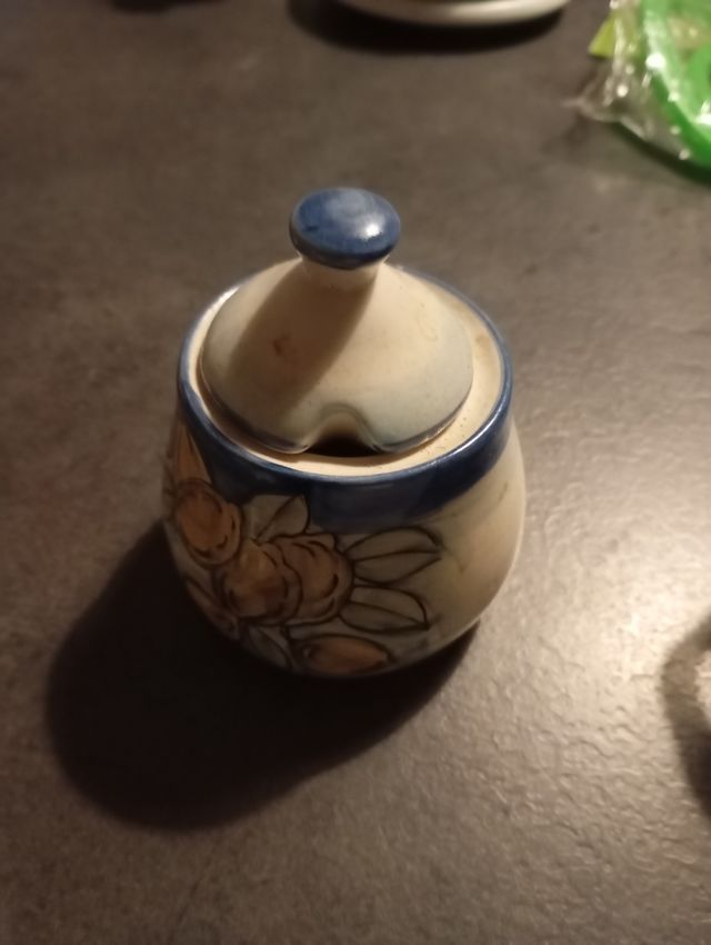 8 oggetti in porcellana e ceramica