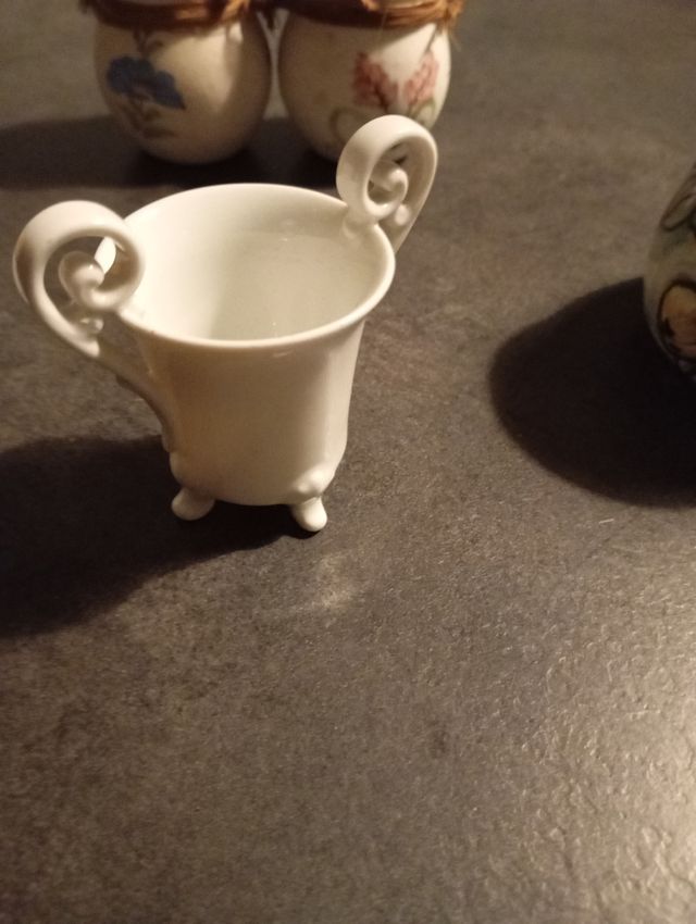 8 oggetti in porcellana e ceramica