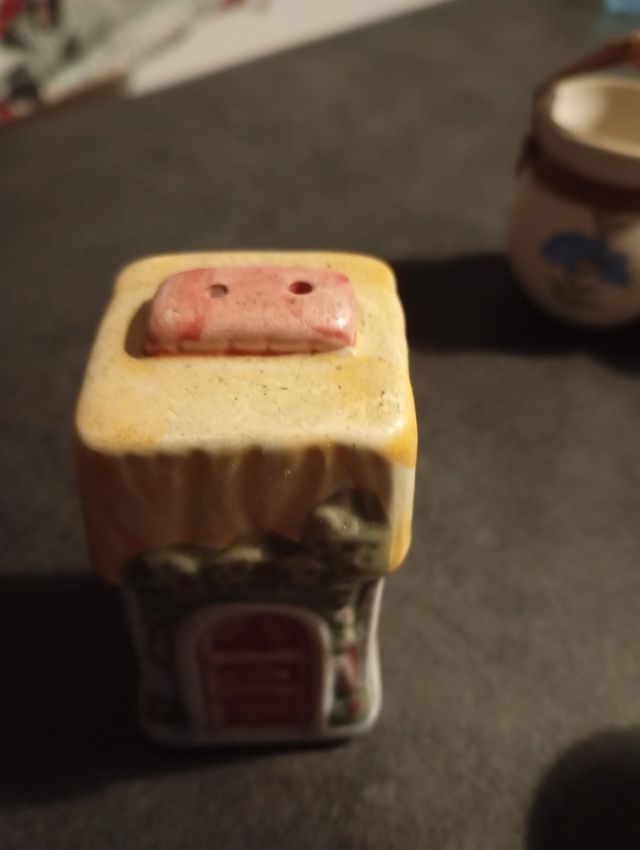 8 oggetti in porcellana e ceramica