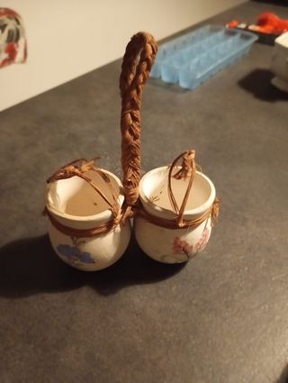 8 oggetti in porcellana e ceramica