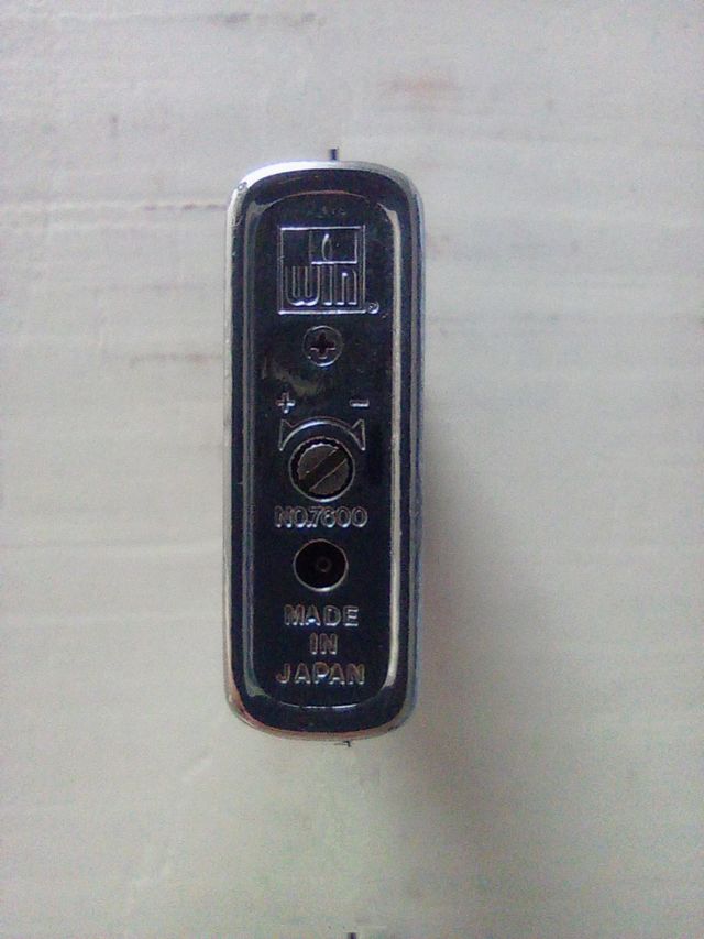 Mechero plateado Win