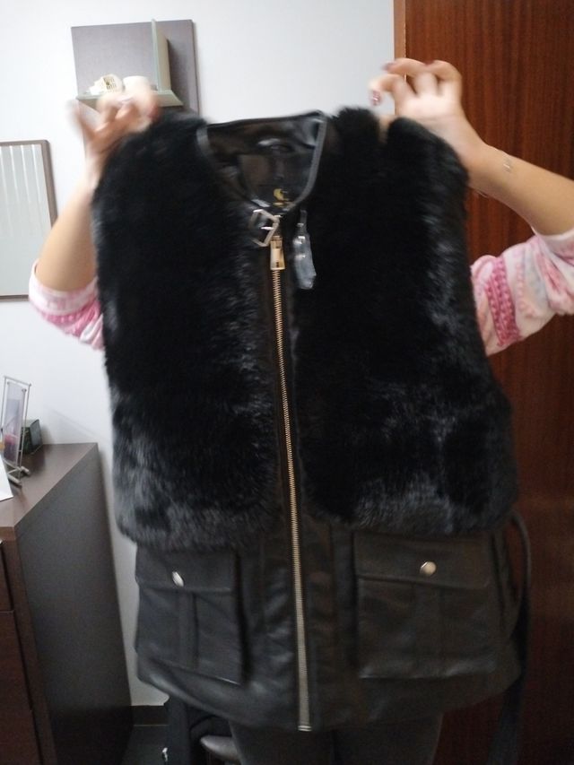 Chaquetón sin mangas pelo y cuero