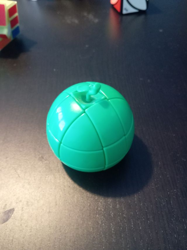 Cubo de rubik en forma de manzana