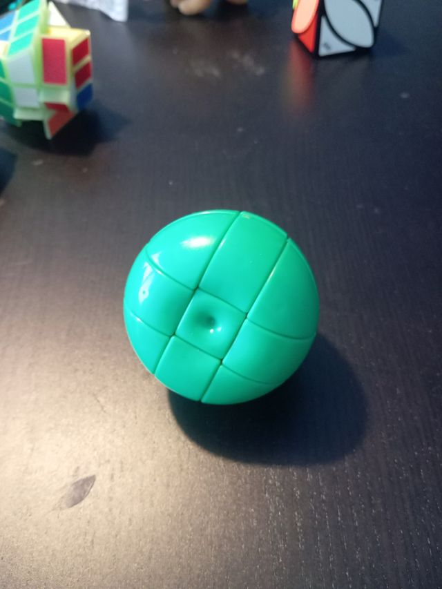 Cubo de rubik en forma de manzana