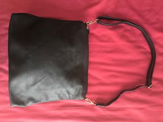 Bolso mediano de cuero sintetico