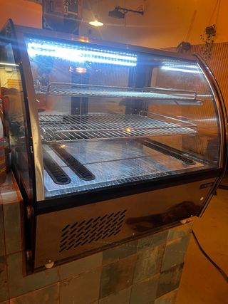 Vitrina refrigerada de sobremesa  Con 2 estantes.