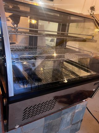 Vitrina refrigerada de sobremesa  Con 2 estantes.