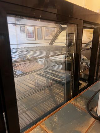 Vitrina refrigerada de sobremesa  Con 2 estantes.