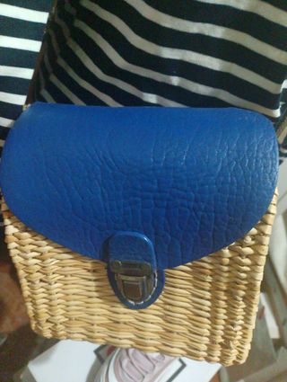 Compra la blusa y llevate bolso y colgante