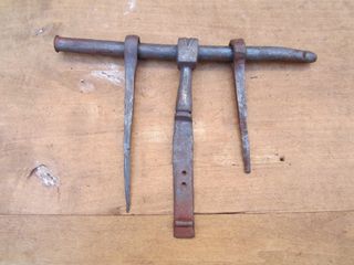 Cerrojo antiguo hierro forjado, sin anclaje.
