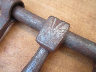 Cerrojo antiguo hierro forjado, sin anclaje.