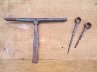 Cerrojo antiguo hierro forjado, sin anclaje.