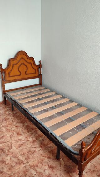 Cama y mesita de noche