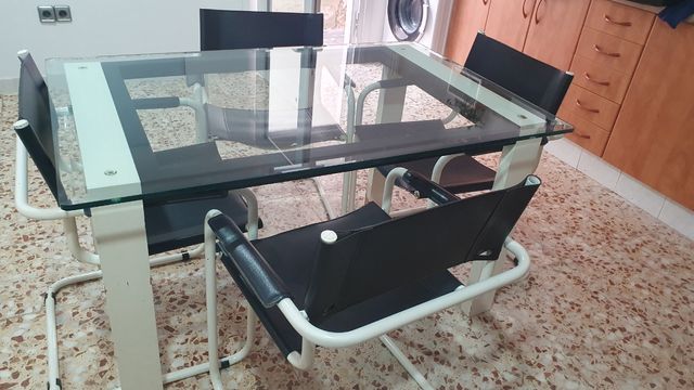 Mesa cristal y 4 sillas